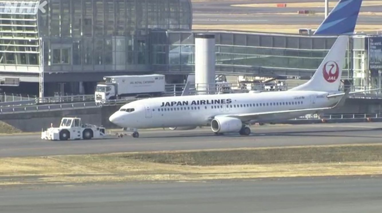 日航波音737-800“降落时爆胎” 羽田机场封锁跑道